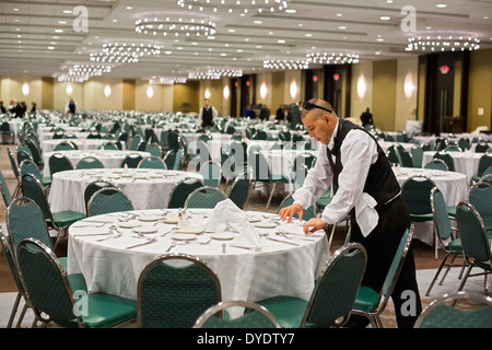 Rosemont, Illinois - ein Arbeiter bereitet für ein Bankett im Hotel Crown Plaza Chicago O' Hare. Stockfoto