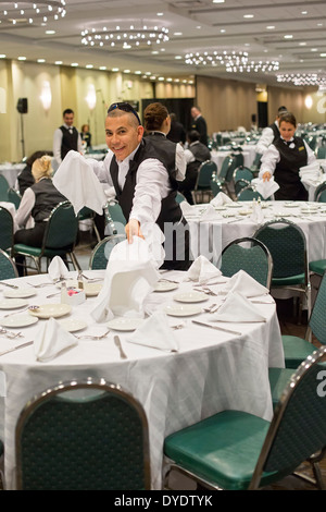 Rosemont, Illinois - Arbeiter bereiten für ein Bankett im Hotel Crown Plaza Chicago O' Hare. Stockfoto
