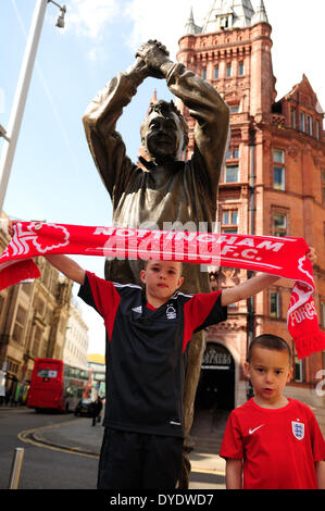 Nottingham, UK, statt 15. April 2014.The Menschen von Nottingham und Wald Fußball-Fans eine Schweigeminute heute um 15:06 auf dem alten Marktplatz im Zentrum Stadt. Viele, die wo bei das Spiel heute vor 25 Jahren. Auch Sign. viele das Buch Kondolenzschreiben im Stadtrat Haus Bildnachweis: Ian Francis/Alamy Live-Nachrichten Stockfoto