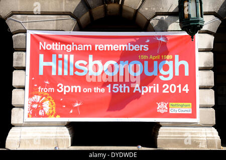 Nottingham, UK, statt 15. April 2014.The Menschen von Nottingham und Wald Fußball-Fans eine Schweigeminute heute um 15:06 auf dem alten Marktplatz im Zentrum Stadt. Viele, die wo bei das Spiel heute vor 25 Jahren. Auch Sign. viele das Buch Kondolenzschreiben im Stadtrat Haus Bildnachweis: Ian Francis/Alamy Live-Nachrichten Stockfoto