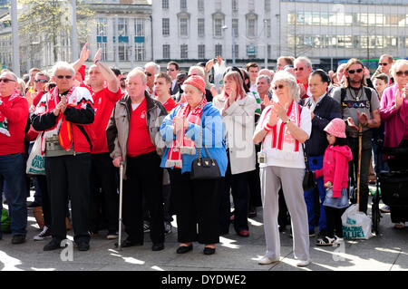 Nottingham, UK, statt 15. April 2014.The Menschen von Nottingham und Wald Fußball-Fans eine Schweigeminute heute um 15:06 auf dem alten Marktplatz im Zentrum Stadt. Viele, die wo bei das Spiel heute vor 25 Jahren. Auch Sign. viele das Buch Kondolenzschreiben im Stadtrat Haus Bildnachweis: Ian Francis/Alamy Live-Nachrichten Stockfoto