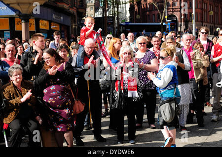 Nottingham, UK, statt 15. April 2014.The Menschen von Nottingham und Wald Fußball-Fans eine Schweigeminute heute um 15:06 auf dem alten Marktplatz im Zentrum Stadt. Viele, die wo bei das Spiel heute vor 25 Jahren. Auch Sign. viele das Buch Kondolenzschreiben im Stadtrat Haus Bildnachweis: Ian Francis/Alamy Live-Nachrichten Stockfoto