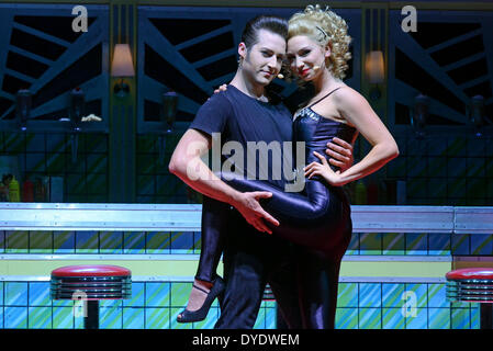 Düsseldorf, Deutschland. 15. April 2014. Die Protagonisten der musikalischen "Fett" Stuart Sumner als Danny (L) und Lisa-Marie Selke als Sandy Pose während einer Foto Probe auf der Bühne des Capitol Theaters in Düsseldorf, Deutschland, 15. April 2014. Der Kult-musical läuft vom 15. bis 27. April 2014 in Düsseldorf. Foto: Horst Ossinger, Dpa/Alamy Live-Nachrichten Stockfoto