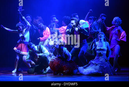 Düsseldorf, Deutschland. 15. April 2014. Mitglieder der Besetzung Proben eine Szene aus den Musicals "Grease" während einer Foto-Probe auf der Bühne des Capitol Theaters in Düsseldorf, Deutschland, 15. April 2014. Der Kult-musical läuft vom 15. bis 27. April 2014 in Düsseldorf. Foto: Horst Ossinger, Dpa/Alamy Live-Nachrichten Stockfoto
