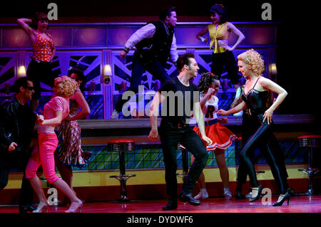Düsseldorf, Deutschland. 15. April 2014. Die Protagonisten der musikalischen "Fett" Stuart Sumner als Danny und Lisa-Marie Selke als Sandy Pose (vorne, R) Woth anderen Mitglied der Besetzung während einer Foto Probe auf der Bühne des Capitol Theaters in Düsseldorf, Deutschland, 15. April 2014. Der Kult-musical läuft vom 15. bis 27. April 2014 in Düsseldorf. Foto: Horst Ossinger, Dpa/Alamy Live-Nachrichten Stockfoto