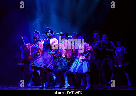 Düsseldorf, Deutschland. 15. April 2014. Mitglieder der Besetzung Proben eine Szene aus den Musicals "Grease" während einer Foto-Probe auf der Bühne des Capitol Theaters in Düsseldorf, Deutschland, 15. April 2014. Der Kult-musical läuft vom 15. bis 27. April 2014 in Düsseldorf. Foto: Horst Ossinger, Dpa/Alamy Live-Nachrichten Stockfoto