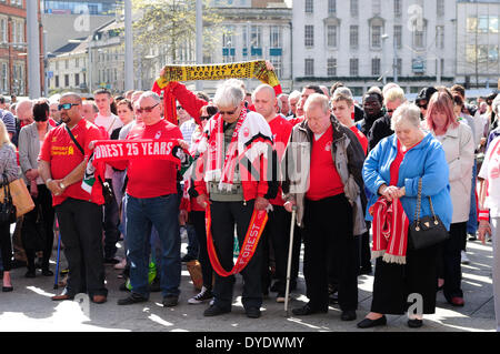 Nottingham, UK, statt 15. April 2014.The Menschen von Nottingham und Wald Fußball-Fans eine Schweigeminute heute um 15:06 auf dem alten Marktplatz im Zentrum Stadt. Viele, die wo bei das Spiel heute vor 25 Jahren. Auch Sign. viele das Buch Kondolenzschreiben im Stadtrat Haus Bildnachweis: Ian Francis/Alamy Live-Nachrichten Stockfoto