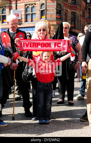 Nottingham, UK, statt 15. April 2014.The Menschen von Nottingham und Wald Fußball-Fans eine Schweigeminute heute um 15:06 auf dem alten Marktplatz im Zentrum Stadt. Viele, die wo bei das Spiel heute vor 25 Jahren. Auch Sign. viele das Buch Kondolenzschreiben im Stadtrat Haus Bildnachweis: Ian Francis/Alamy Live-Nachrichten Stockfoto