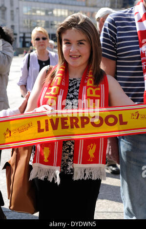 Nottingham, UK, statt 15. April 2014.The Menschen von Nottingham und Wald Fußball-Fans eine Schweigeminute heute um 15:06 auf dem alten Marktplatz im Zentrum Stadt. Viele, die wo bei das Spiel heute vor 25 Jahren. Auch Sign. viele das Buch Kondolenzschreiben im Stadtrat Haus Bildnachweis: Ian Francis/Alamy Live-Nachrichten Stockfoto