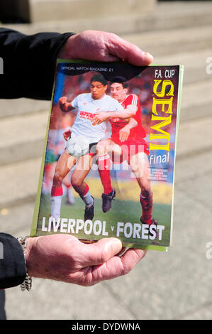 Nottingham, UK, statt 15. April 2014.The Menschen von Nottingham und Wald Fußball-Fans eine Schweigeminute heute um 15:06 auf dem alten Marktplatz im Zentrum Stadt. Viele, die wo bei das Spiel heute vor 25 Jahren. Auch Sign. viele das Buch Kondolenzschreiben im Stadtrat Haus Bildnachweis: Ian Francis/Alamy Live-Nachrichten Stockfoto