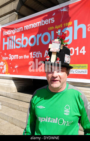 Nottingham, UK, statt 15. April 2014.The Menschen von Nottingham und Wald Fußball-Fans eine Schweigeminute heute um 15:06 auf dem alten Marktplatz im Zentrum Stadt. Viele, die wo bei das Spiel heute vor 25 Jahren. Auch Sign. viele das Buch Kondolenzschreiben im Stadtrat Haus Bildnachweis: Ian Francis/Alamy Live-Nachrichten Stockfoto