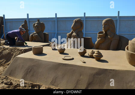 Weston Super Mare, UK. 15. April 2014. Thema einmal Apon eine Zeit. Alice im Wunderland. Alles im Sand auf dem Sand Skulptur-Festival am Meer in Weston-Super-Mare, die diesem Karfreitag öffnet. Bildnachweis: Robert Timoney/Alamy Live-Nachrichten Stockfoto