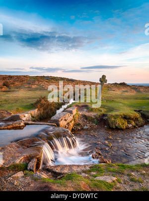 Ein altes Steinkreuz bei windigen Post auf Dartmoor in Devon, wo der Beckamoor Bach die Grimstone und Sortridge Leat überquert, al Stockfoto