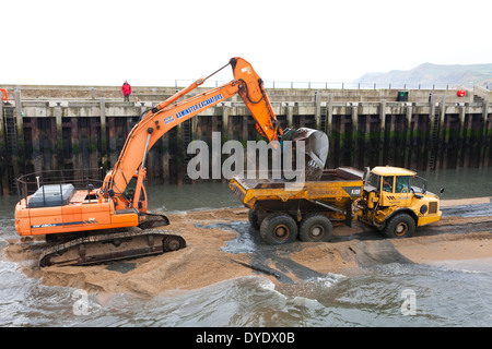 Baggerarbeiten Vorgänge um den Hafen nach den Winterstürmen an der West Bay, Bridport, Dorset UK zu löschen Stockfoto