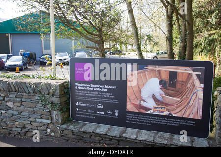 Windermere, Cumbria, UK. 15. April 2014.  Bestätigung, dass der Körper fand in Lake Windermere an diesem Morgen von der fehlenden Student Matthew Jordan BBC Martin Lewes Radio Cumbria ging auf Sendung, die Nachricht zu brechen 17:00 Körper gefunden in der Nähe von Windermere Dampfschiff Museum Credit: Gordon Shoosmith/Alamy Live News Stockfoto