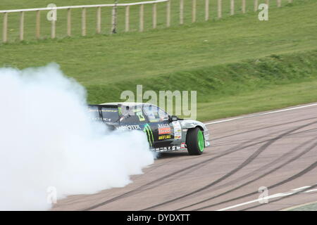 Lydden Hill, Kent, UK. 15. April 2014. Szenen aus The FIA World Rallycross Medientag Vorschau der zweiten Runde am 24. und 25. Mai 2014 hier 'Bagsy' treibt seinen Nissan Gießen Rauch Credit: Motofoto/Alamy Live News Stockfoto