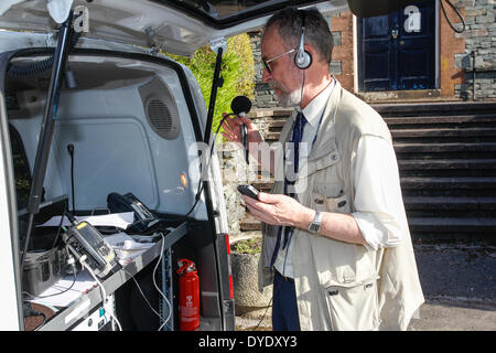 Windermere, Cumbria, UK. 15. April 2014.  Bestätigung, dass der Körper fand in Lake Windermere an diesem Morgen von der fehlenden Student Matthew Jordan BBC Martin Lewes Radio Cumbria in Windermere Polizeistation auf Sendung gehen wird vorbereitet, die Nachricht zu brechen 17:00 Credit: Gordon Shoosmith/Alamy Live News Stockfoto