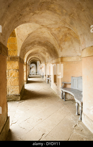 Innenansicht des William Kent klassische Arcade-sieben-Bogen mit Replik 18thC. Sitze, Rousham House, Oxfordshire, England Stockfoto