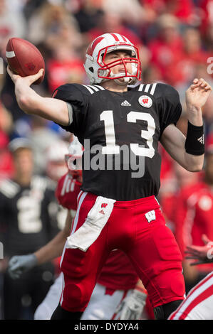 Madison, Wisconsin, USA. 12. April 2014. 12. April 2014: Wisconsin Badgers quarterback Bart Houston #13 während der jährlichen Wisconsin Badgers Frühling Fußball-Spiel im Camp Randall Stadium in Madison, Wisconsin. John Fisher/CSM/Alamy Live-Nachrichten Stockfoto