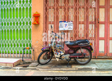 Einen alten Stil Roller Parken auf der Straße in Melaka, Malaysia, Asien Stockfoto