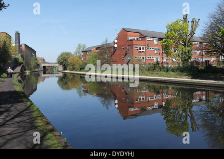 Alte und neue reflektiert auf dem Birmingham Kanal Stockfoto