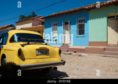 Eine maßgeschneiderte Hillman Auto in einem Wohngebiet von Trinidad, Kuba. Stockfoto