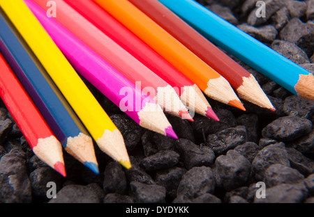 Farbstifte in schwarzem Hintergrund Stockfoto