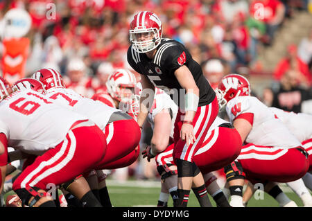 Madison, Wisconsin, USA. 12. April 2014. 12. April 2014: Wisconsin Badgers quarterback Tanner McEvoy während der jährlichen Wisconsin Badgers Frühling Fußball-Spiel im Camp Randall Stadium in Madison, Wisconsin. John Fisher/CSM/Alamy Live-Nachrichten Stockfoto