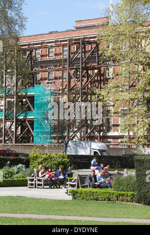 London UK. 15. April 2014. Ein Bauarbeiter daran gedacht, in seinen Dreißigern, starb am Mittwoch, den 14. April auf einer ehemaligen US Marine Baustelle in Grosvenor Square in London teilweise eingestürzt. Ein anderer Mann wurde verletzt in dem Fall Credit: Amer Ghazzal/Alamy Live-Nachrichten Stockfoto