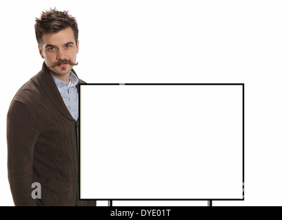 Selbstbewusst aussehenden jungen Mann steht hinter kleinen weißen Tafel bereit, Geschäfts- oder pädagogische Präsentation machen Stockfoto