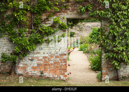 Birne und Apfel Baum Spalier Rahmen was war einmal ein Alter Garten Eingang in ummauerten Gemüse Garten Rousham House in Oxfordshire, England Stockfoto