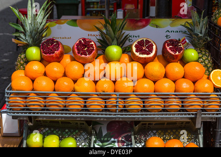 Obst für das Entsaften von außerhalb ein Stall im Stadtteil Sultanahmet, Istanbul, Türkei Stockfoto