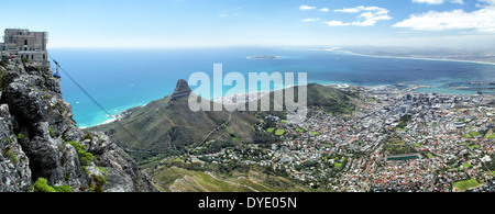 Blick auf Kapstadt, Lion es Head und Signal Hill von der Spitze des Tafelbergs. Stockfoto