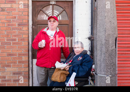 Anfield Road, Liverpool, UK. 15. April 2014. Alan und Eunice Poole von außerhalb der Stadt. Sie kamen nach der Hillsborough-Service an der Anfield Road, weil sie mussten. Stockfoto