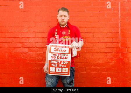 Anfield Road, Liverpool, UK. 15. April 2014. Lee, aus Grimsby, wollte schon immer der Hillsborough-Service teilnehmen. Stockfoto