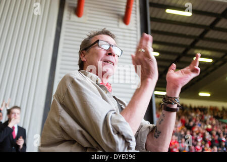 Anfield Road, Liverpool, UK. 15. April 2014. Ein Fan ist mit Emotionen während der 25. HIllsborough Memorial im Anfield-Stadion überwinden. Stockfoto