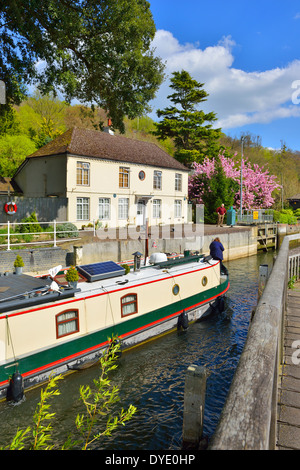 Barge eingabe Marsh schloss an der Themse, Henley-on-Thames, Oxfordshire, England die lock keepers Haus zeigen im Frühjahr. Stockfoto