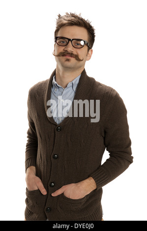 Hipster mit seinen Händen in den Hosentaschen tragen Brillen, Pullover und einen Schnurrbart Stockfoto
