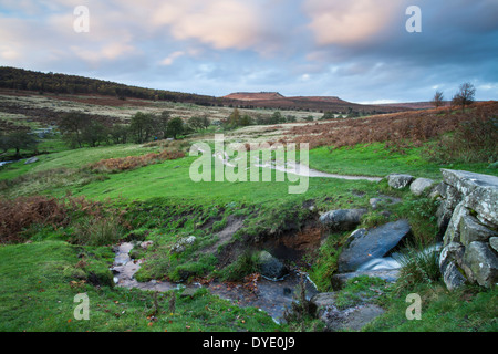 In der Nähe von Sonnenuntergang am Rande des Yarncliff Wood und Padley Schlucht Blick auf Hathersage Moor und Higger Tor, Peak District National Park, England Stockfoto