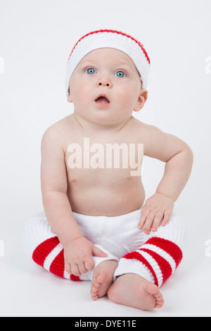 Sechs Monate altes Baby Boy In sportlichen Outfit mit großen blauen Augen Stockfoto