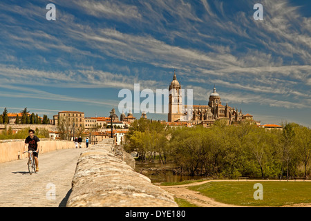 Blick von der alten römischen Brücke auf Kathedrale von Salamanca, Castilla y León, Spanien. Stockfoto