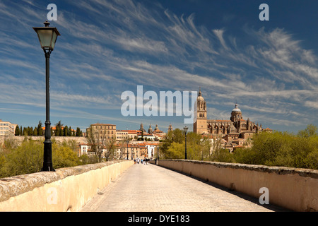 Blick von der Puente Romano oder die alte römische Brücke über die neue Kathedrale, Salamanca, Castilla y León, Spanien. Stockfoto