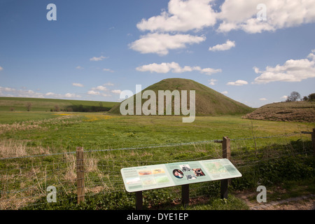 Silbury Hill in der Nähe von Avebury, Wiltshire, England, Großbritannien Stockfoto