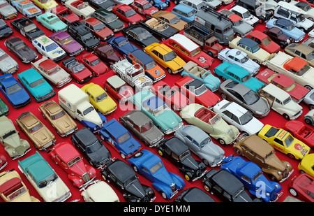 Spielzeugautos auf Französisch Flohmarkt Auto Boot Stall, Normandie, Frankreich Stockfoto
