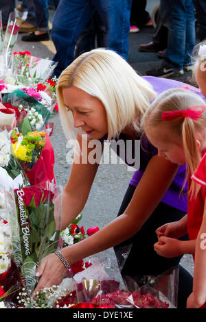 Liverpool, Vereinigtes Königreich. 15. April 2014. Mutter und Tochter legen Blumen am Hillsborough Memorial, Anfield Credit: Martin Gewässer/Alamy Live News Stockfoto