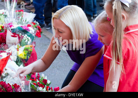 Liverpool, Vereinigtes Königreich. 15. April 2014. Mutter und Tochter legen Blumen am Hillsborough Memorial, Anfield Credit: Martin Gewässer/Alamy Live News Stockfoto