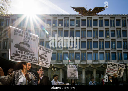 London, Großbritannien. 15. April 2014. Eine Gruppe von palästinensischen Anhänger protestierten und demonstrierten vor der US-Botschaft in London mit U.S.-Steuer Tag übereinzustimmen. Credit: Guy Corbishley/Alamy leben Nachrichten Stockfoto