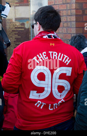 Liverpool, Vereinigtes Königreich. 15. April 2014. Ein Fan trägt ein "Die Wahrheit" Hemd in Anfield Credit: Martin Gewässer/Alamy Live News Stockfoto