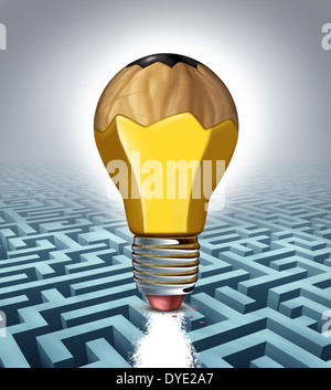 Kreative Lösung Geschäftskonzept wie ein Bleistift geformt wie eine dreidimensionale Glühbirne löschen einen klaren Weg durch ein Labyrinth puzzle als Metapher für Kreativität denken und innovative Strategie Erfolg. Stockfoto