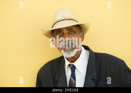 Portrait Mann Rauchen Zigarre Trinidad Provinz Sancti Spiritus-Kuba Stockfoto